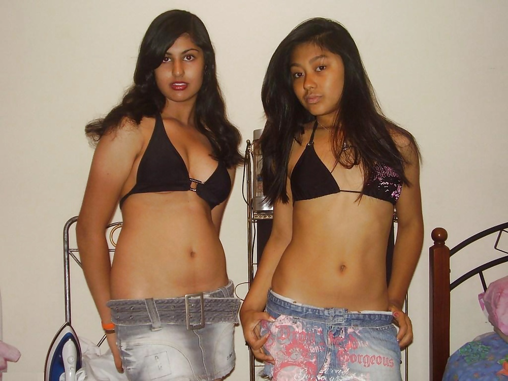 Deux jeunes Sexy Posant Pour La Caméra #10039660