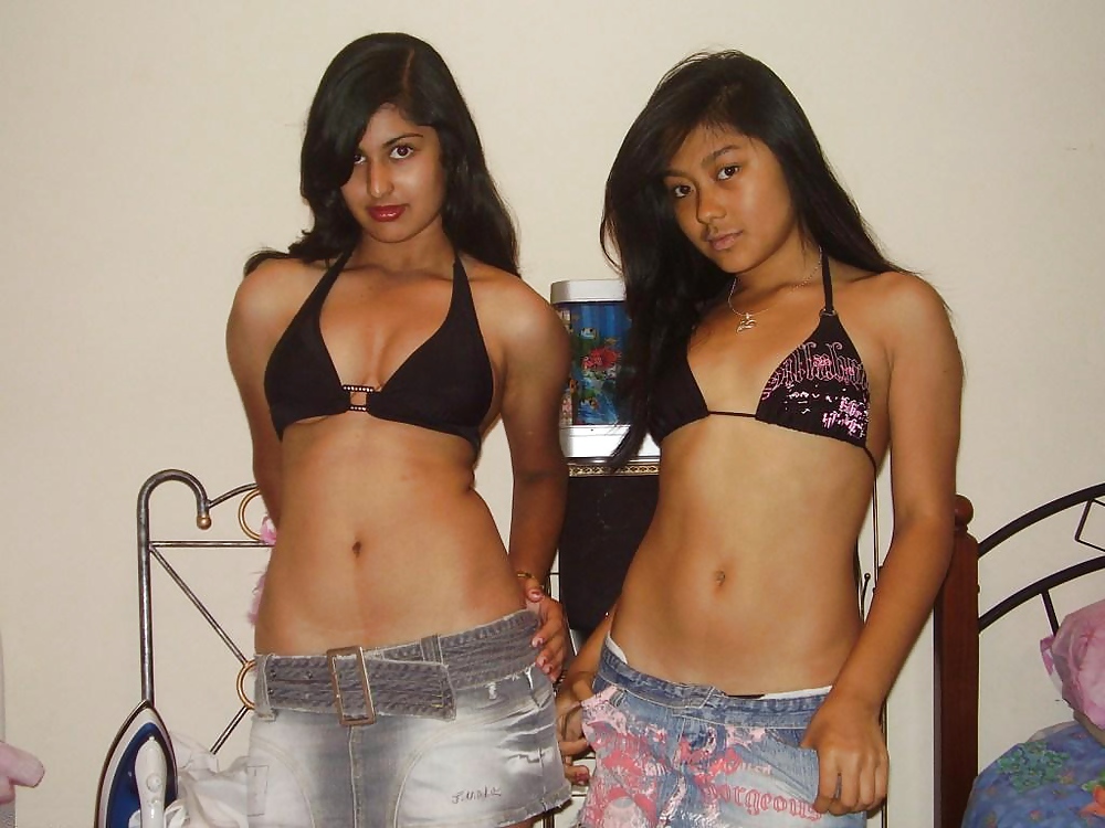 Deux jeunes Sexy Posant Pour La Caméra #10039674