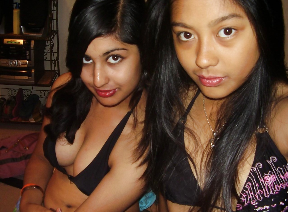 Due giovani sexy in posa per la macchina fotografica
 #10039720