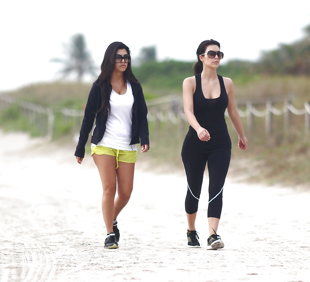 Kim Kardashian Candids Am Südstrand #2016316