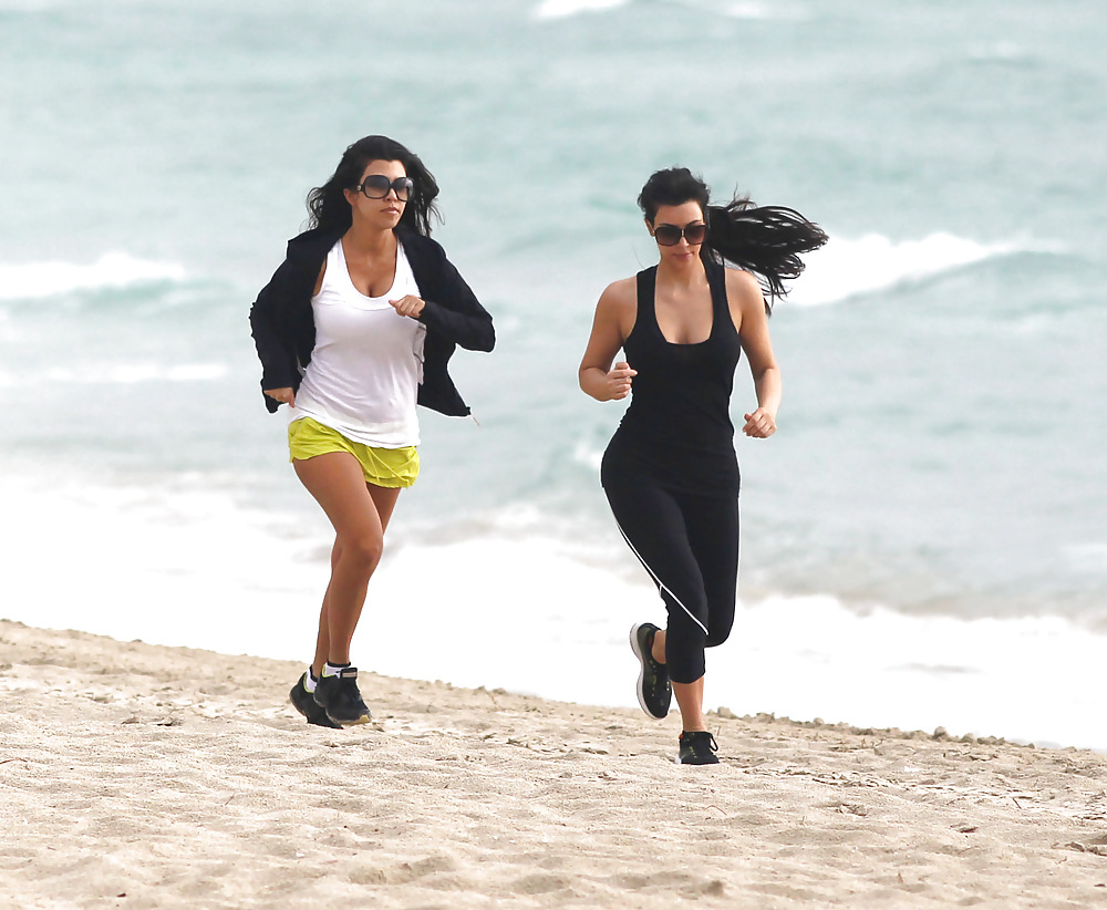 Kim Kardashian Candids Am Südstrand #2016389