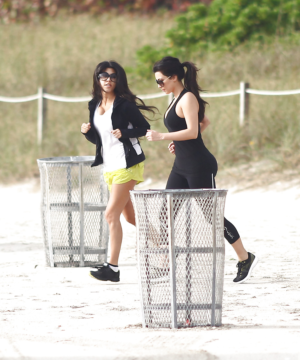 Kim Kardashian Candids Am Südstrand #2016441