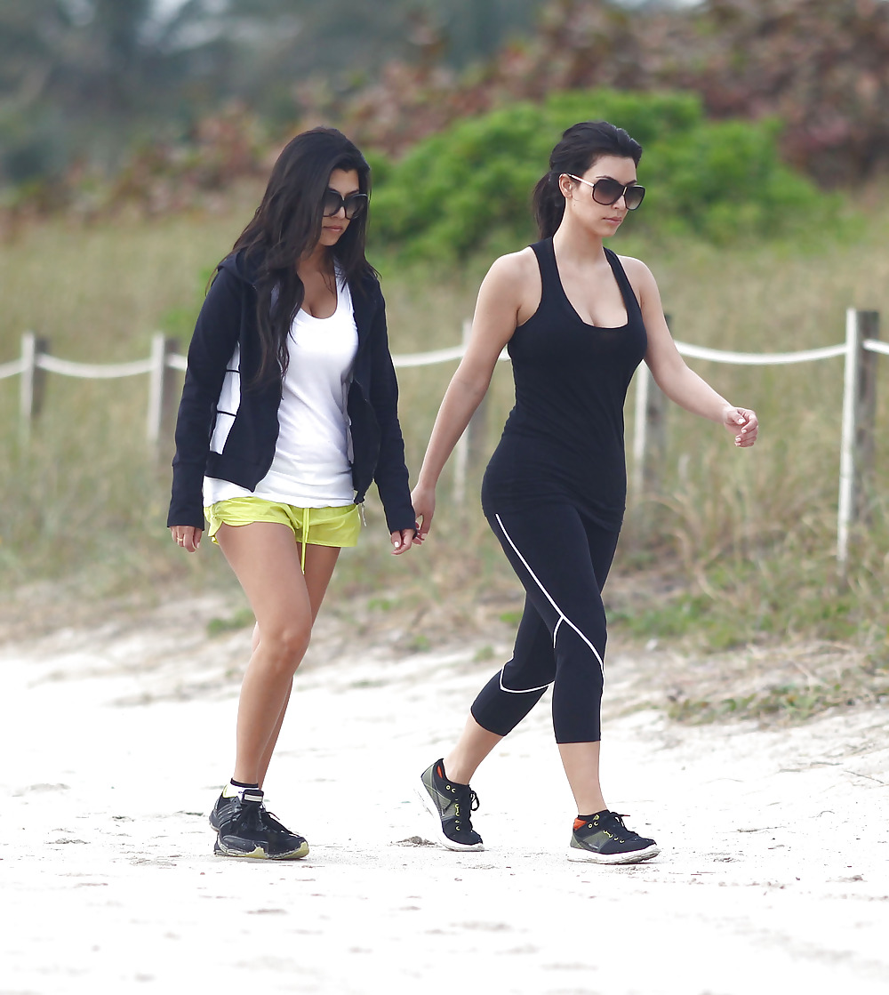 Kim Kardashian Candids Am Südstrand #2016450