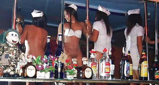 Chicas bailando en la barra, incluyendo coyote feo
 #6146688