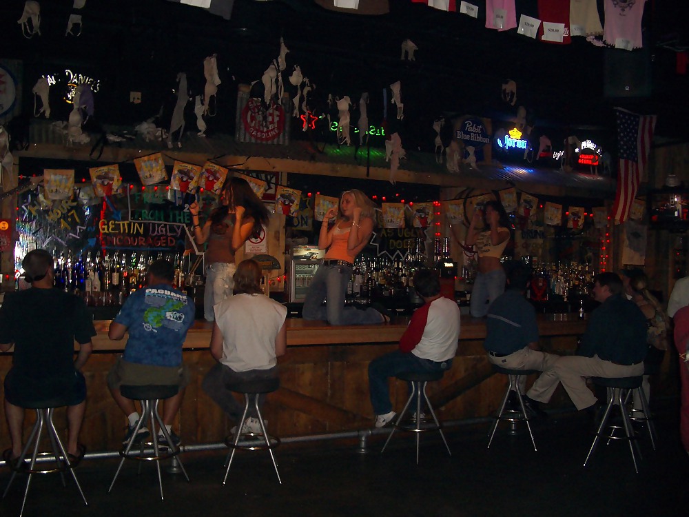 Chicas bailando en la barra, incluyendo coyote feo
 #6146741