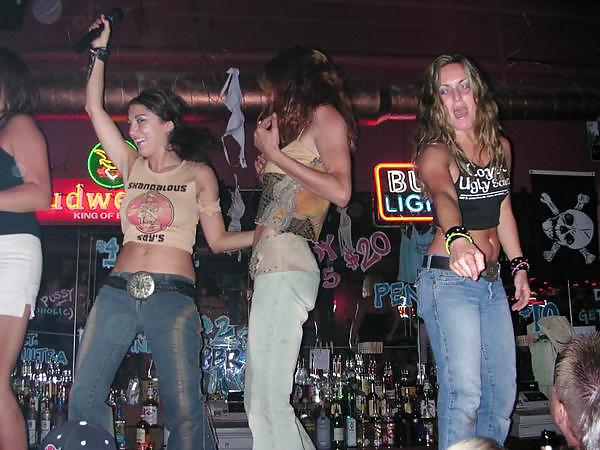 Chicas bailando en la barra, incluyendo coyote feo
 #6146799