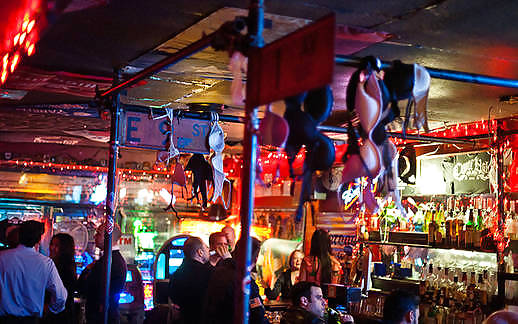 Ragazze che ballano sul bar, tra cui coyote brutto
 #6146838