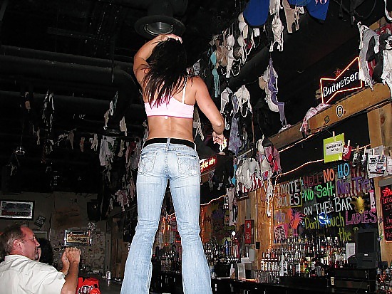 Mädchen Tanzen Auf Der Bar, Einschließlich Coyote Ugly #6146872