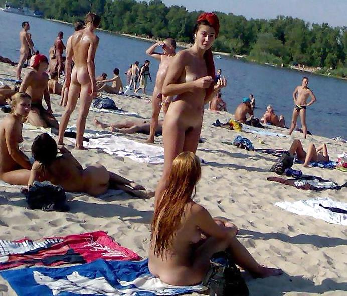 Diversión en la playa desnuda
 #3019266