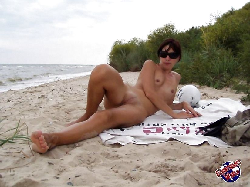 Chicas desnudas en la playa
 #1914054