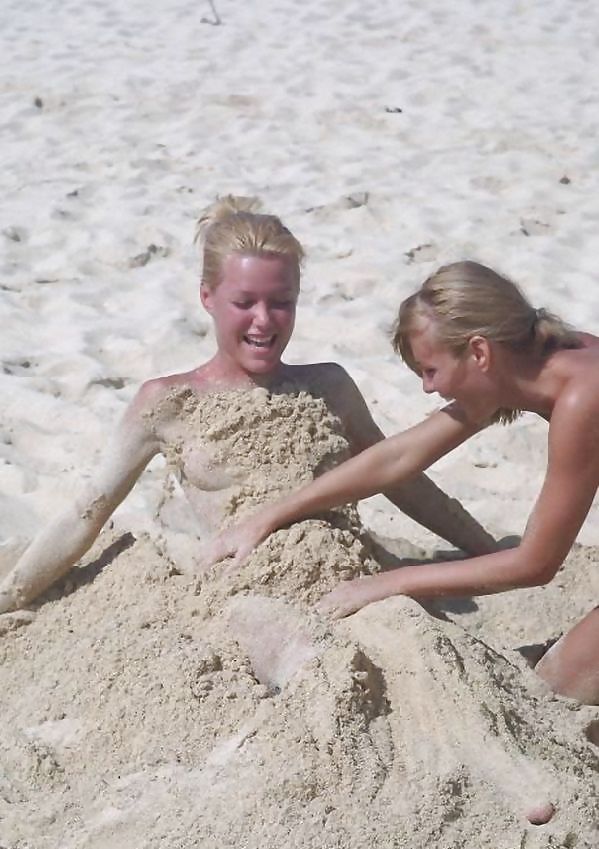 Ragazze nude sulla spiaggia
 #1914272