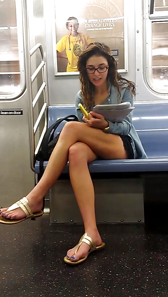 Chicas del metro de Nueva York masticando chicle soplando la burbuja
 #20940037