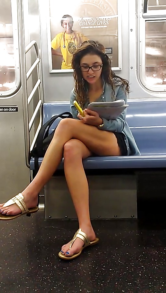 Chicas del metro de Nueva York masticando chicle soplando la burbuja
 #20940044