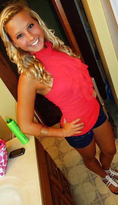 La rubia Megan se pone a chupar pollas.
 #17152648