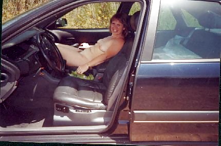 A Clotilde le gusta mostrarse desnuda en coche,
 #9066891