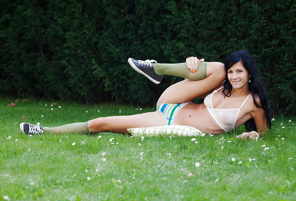 Hermosa dama al aire libre
 #22565048