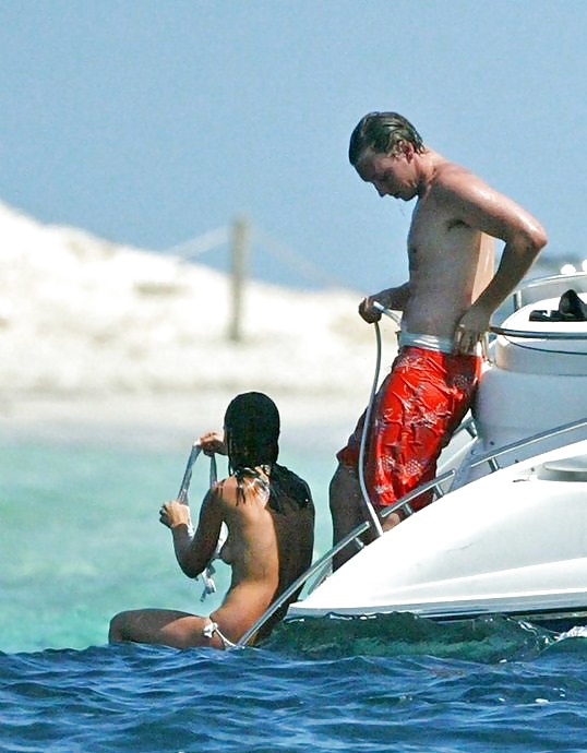 Pippa middleton in topless su una barca!
 #3745974