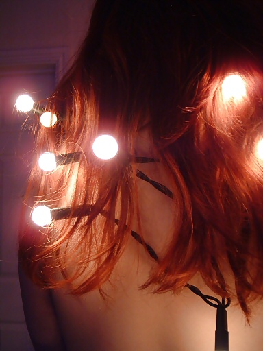 胸の張った赤毛がクリスマス・ライトで遊ぶ
 #4080717