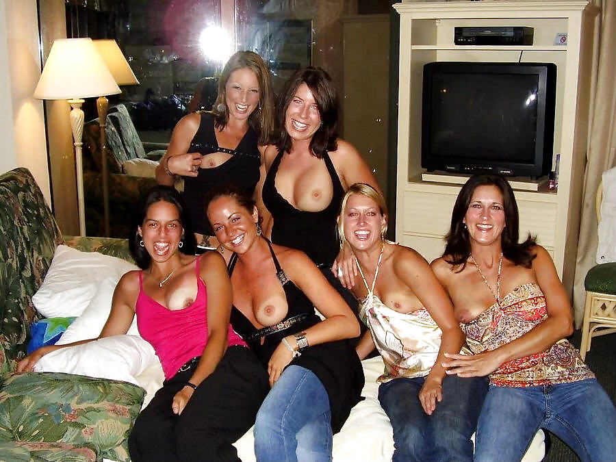 GIRLS TOGETHER: TEENS GET THEIR TITS OUT #8789296