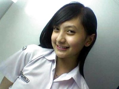 Teenager-Mädchen-indonesisch High School #17403629