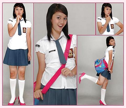 Teenager-Mädchen-indonesisch High School #17403644