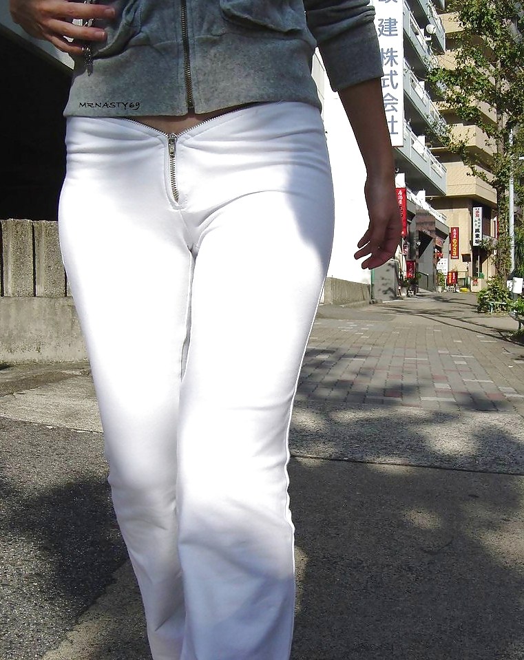 Femme Asiatique Dans Le Pantalon Blanc (VPL) #14693131