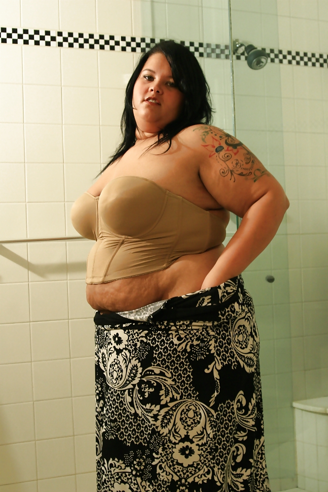 Bella ragazza grassa con grande pancia 2
 #12124295