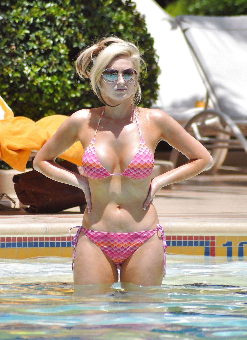 Gemma merna alla piscina guardando abbastanza bello in un bikini
 #3760903