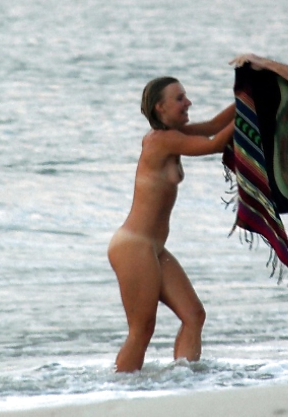 Turista exibida -nudism in prohibited beach #14972686