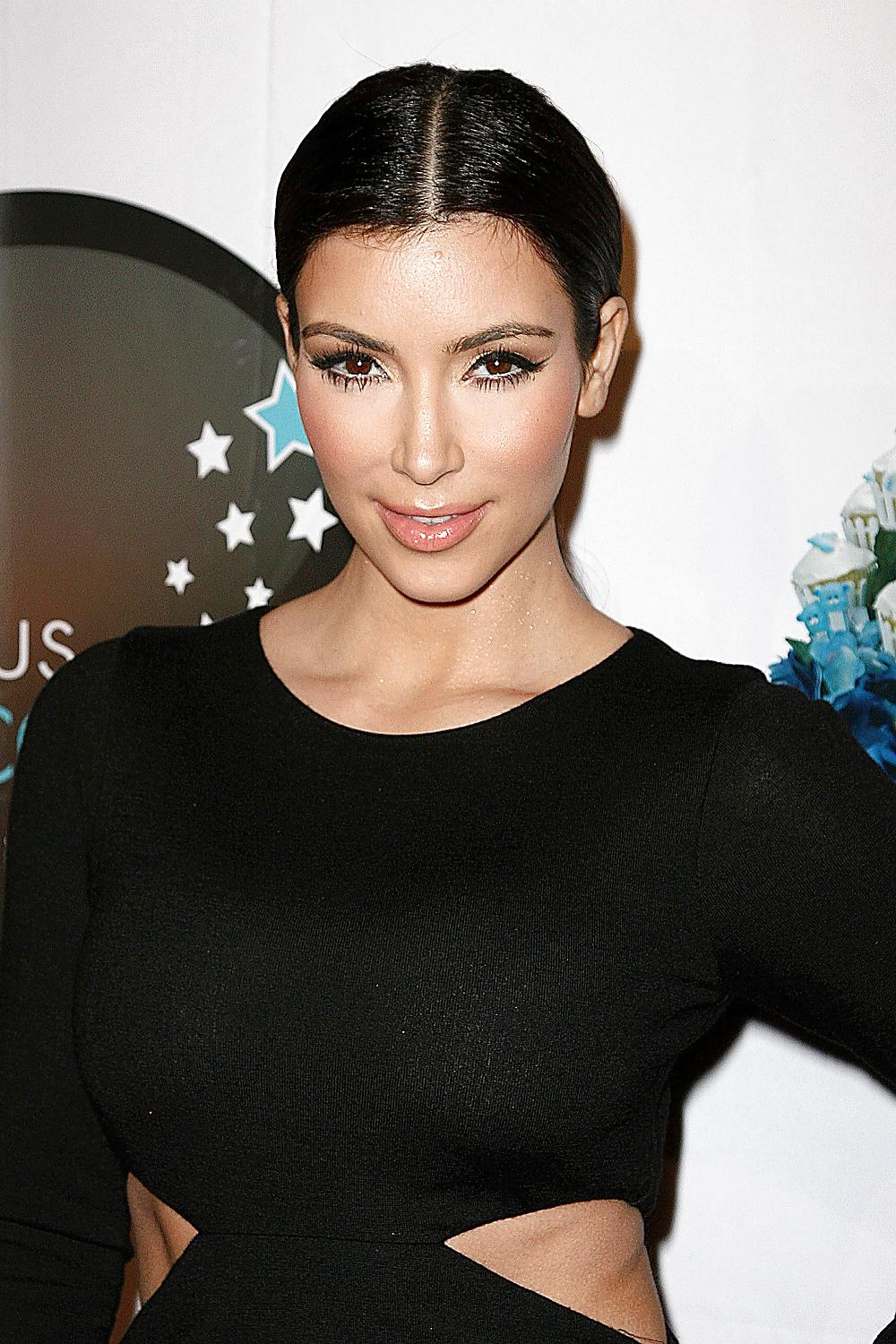 Kim kardashian en la famosa tienda de cupcakes en beverly hills
 #2132268