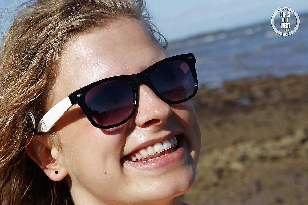 Rubia caliente con un coño peludo posando en la playa
 #22747780