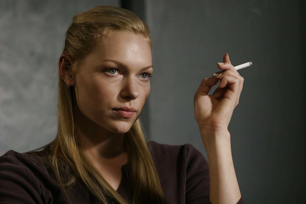 Laura Prepon Sucer Sur Les Cigarettes #5870524