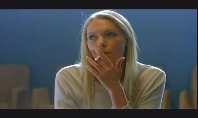 ローラ・プレポン、タバコを吸う
 #5870533