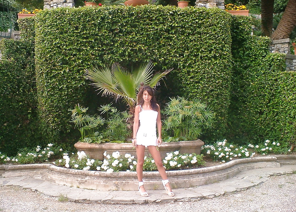 Filthy Laura in vacanza in Grecia