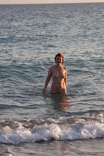 Ragazze della spiaggia nudista
 #1325314