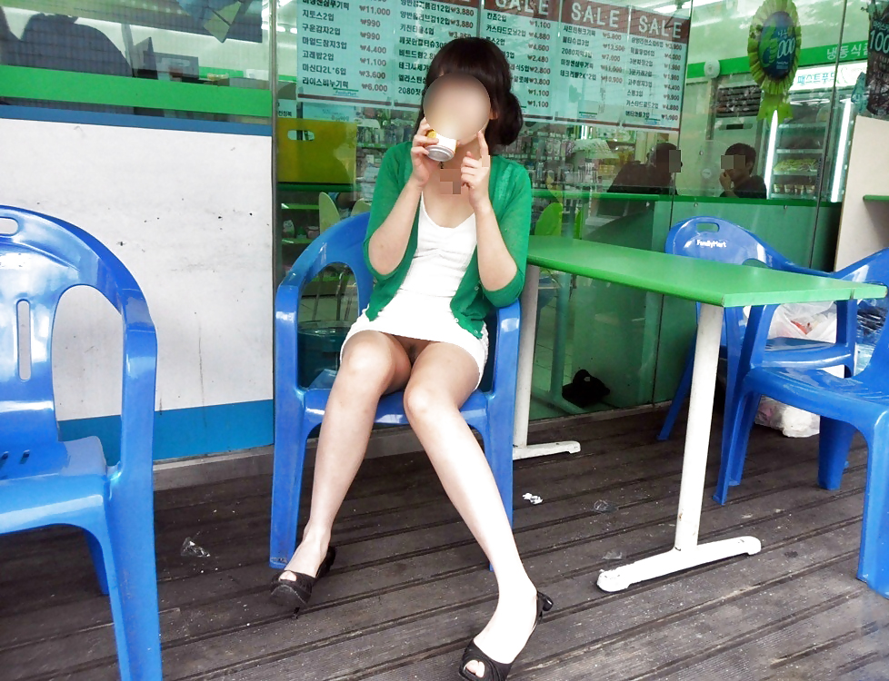 Donne coreane nude in pubblico
 #11081749