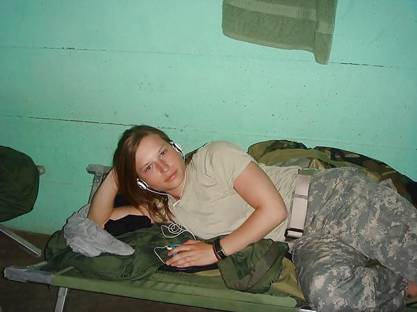 Amateur chica militar
 #17119416