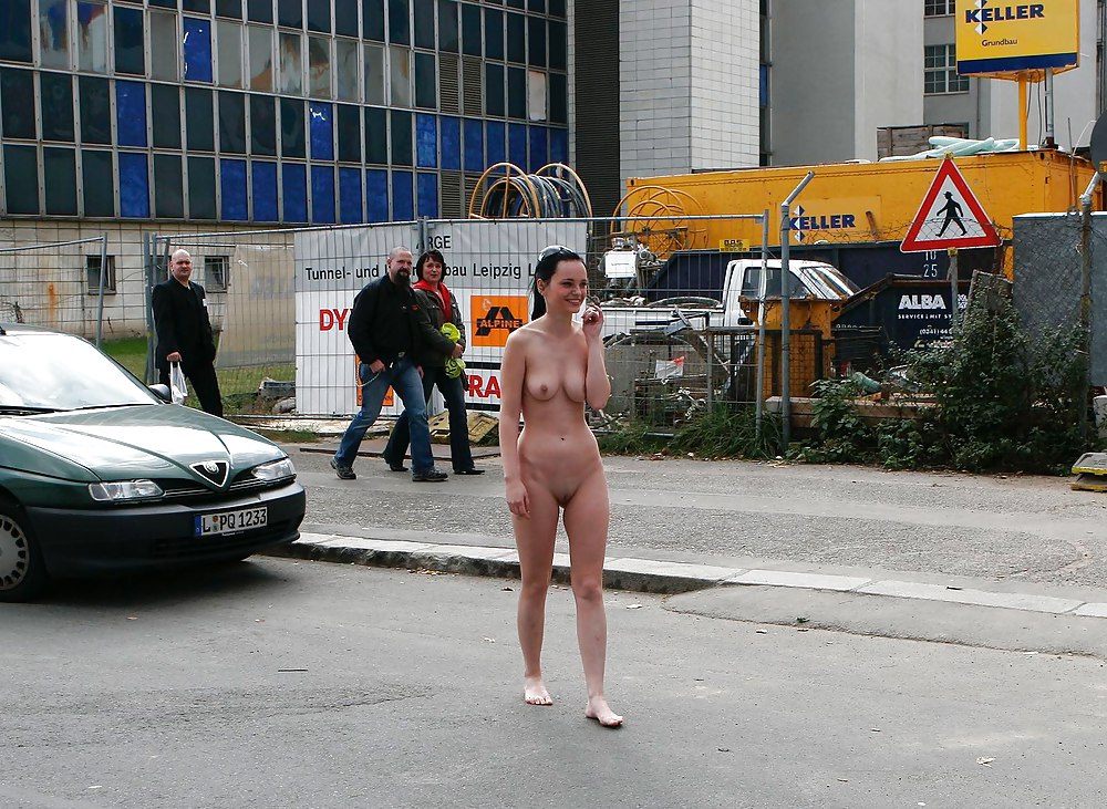 Ragazze nude in pubblico #7
 #14571066