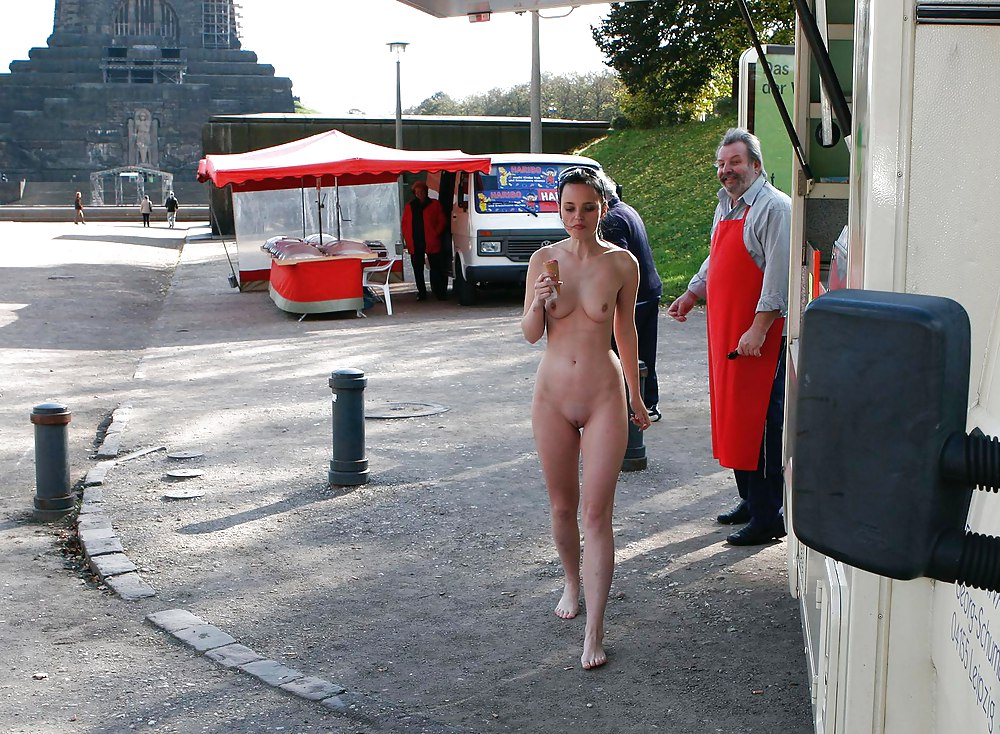 Ragazze nude in pubblico #7
 #14571350