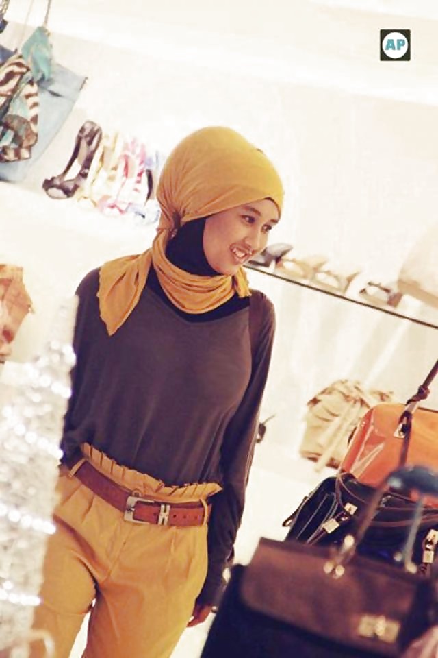 Chica árabe tetona
 #13220163