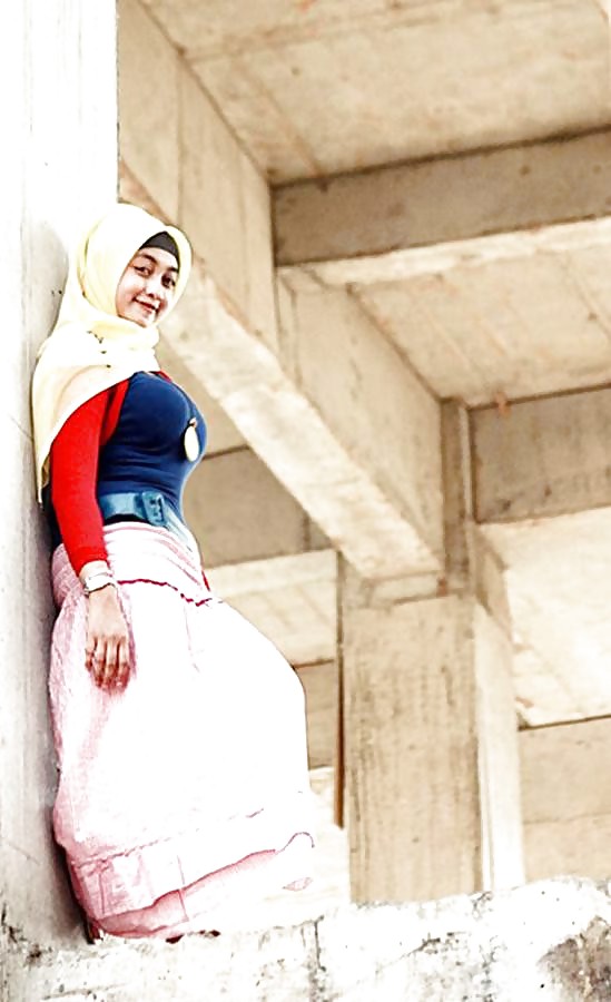 Chica árabe tetona
 #13220169