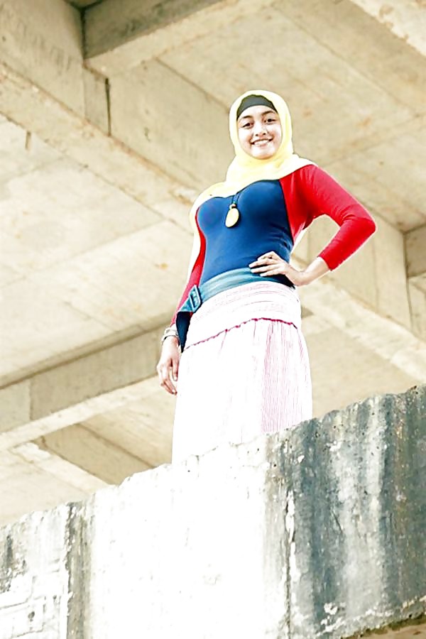 Chica árabe tetona
 #13220177