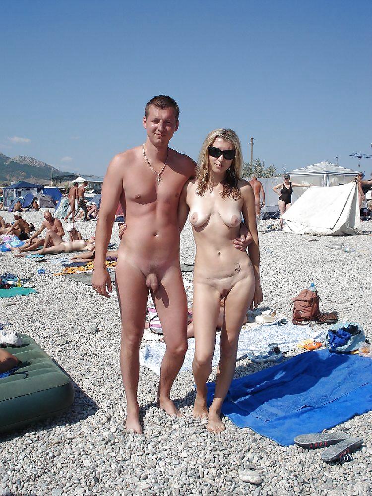 Diversión en la playa nudista
 #796576