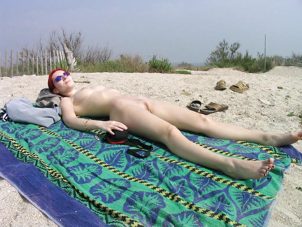 Ragazze nudiste arrapate che mostrano fighe e tette sulla spiaggia 15
 #20571868