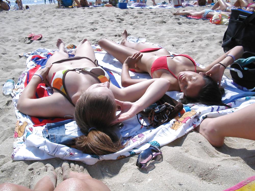 Ragazze nudiste arrapate che mostrano fighe e tette sulla spiaggia 15
 #20571950