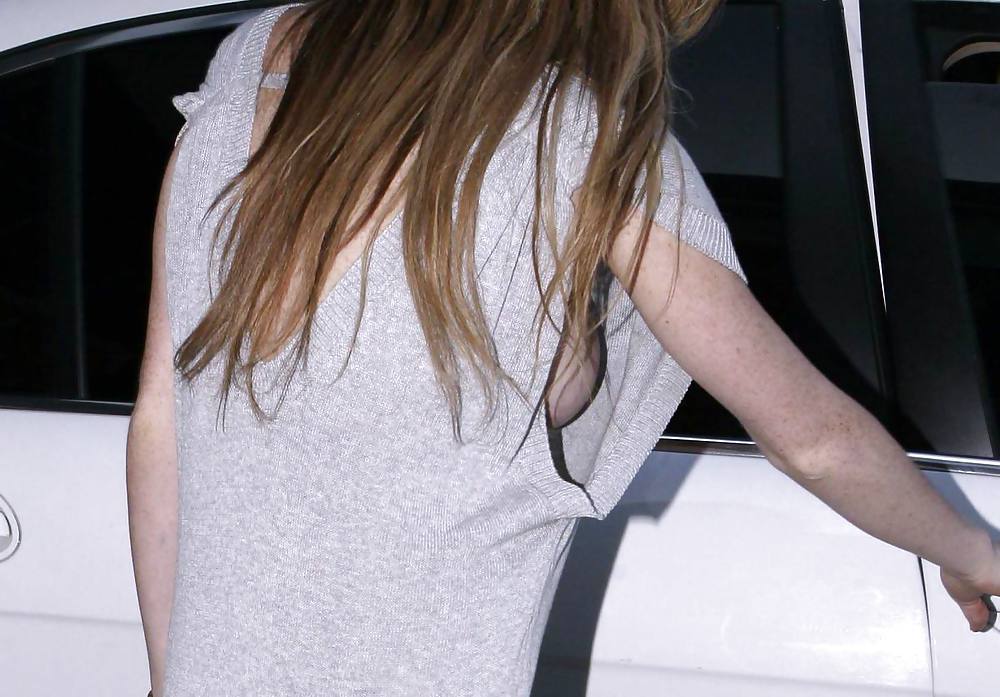 リンジー・ローハン...車の前で横乳を出す
 #13764808