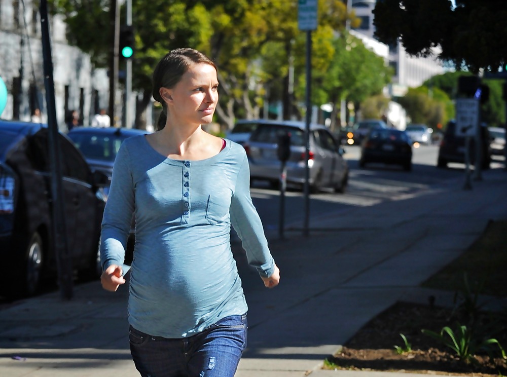 Natalie portman saliendo del restaurante square one en silverlake
 #4130787