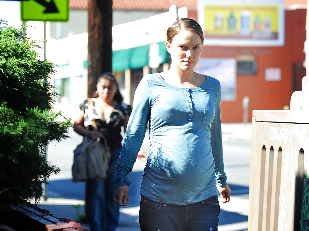 Natalie portman saliendo del restaurante square one en silverlake
 #4130800