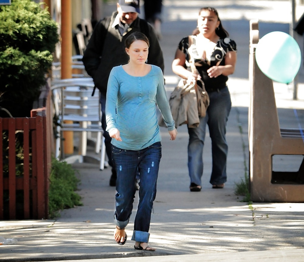 Natalie portman saliendo del restaurante square one en silverlake
 #4130834