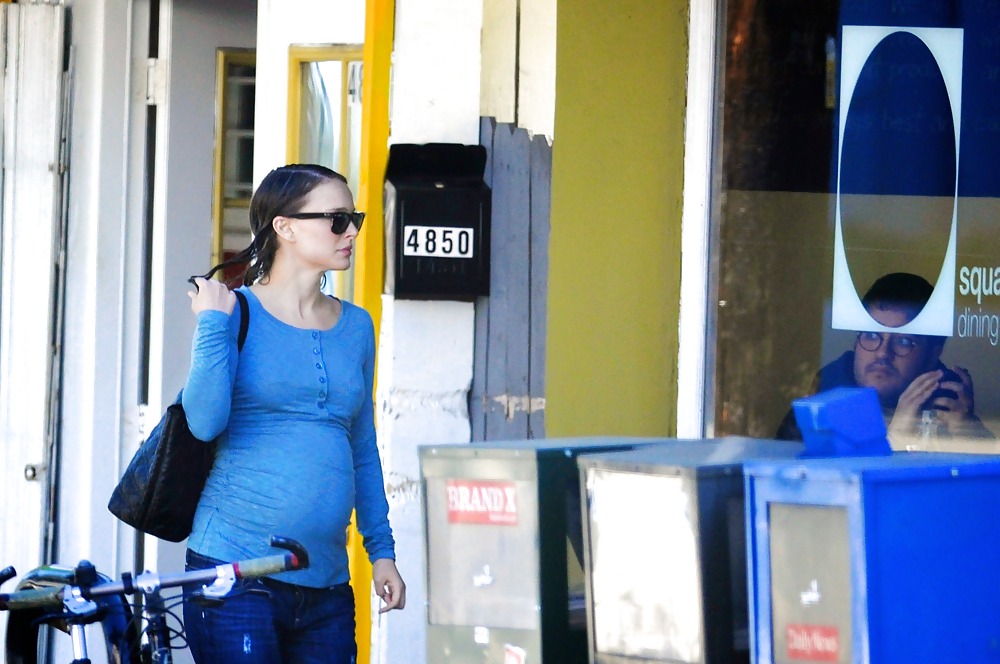 Natalie portman saliendo del restaurante square one en silverlake
 #4130844